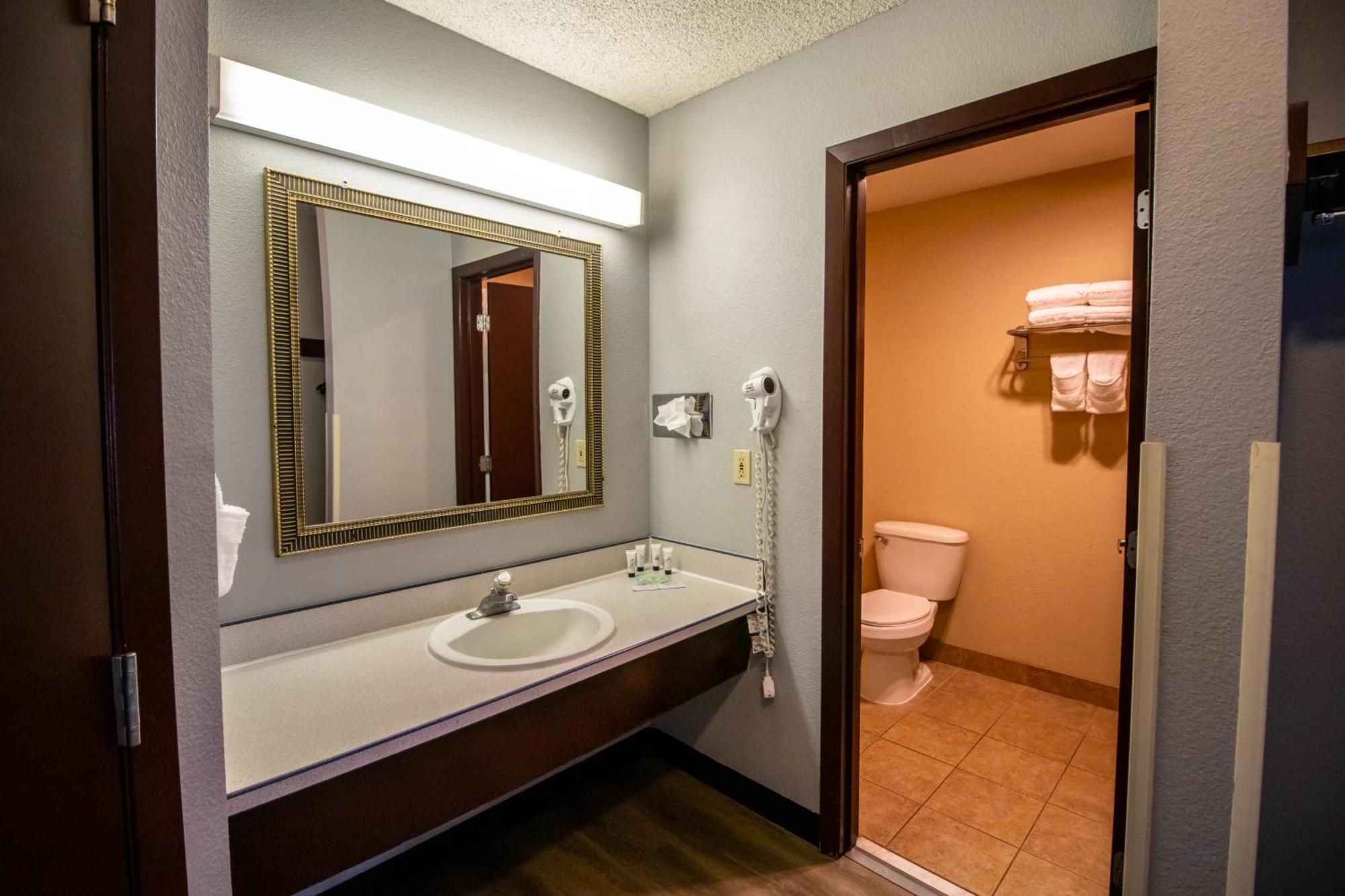 Red Lion Inn & Suites Vancouver Exteriör bild