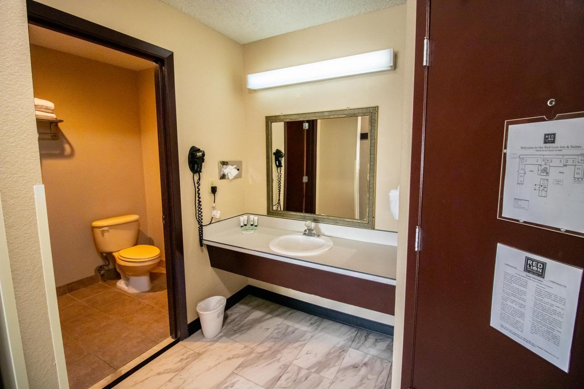 Red Lion Inn & Suites Vancouver Exteriör bild