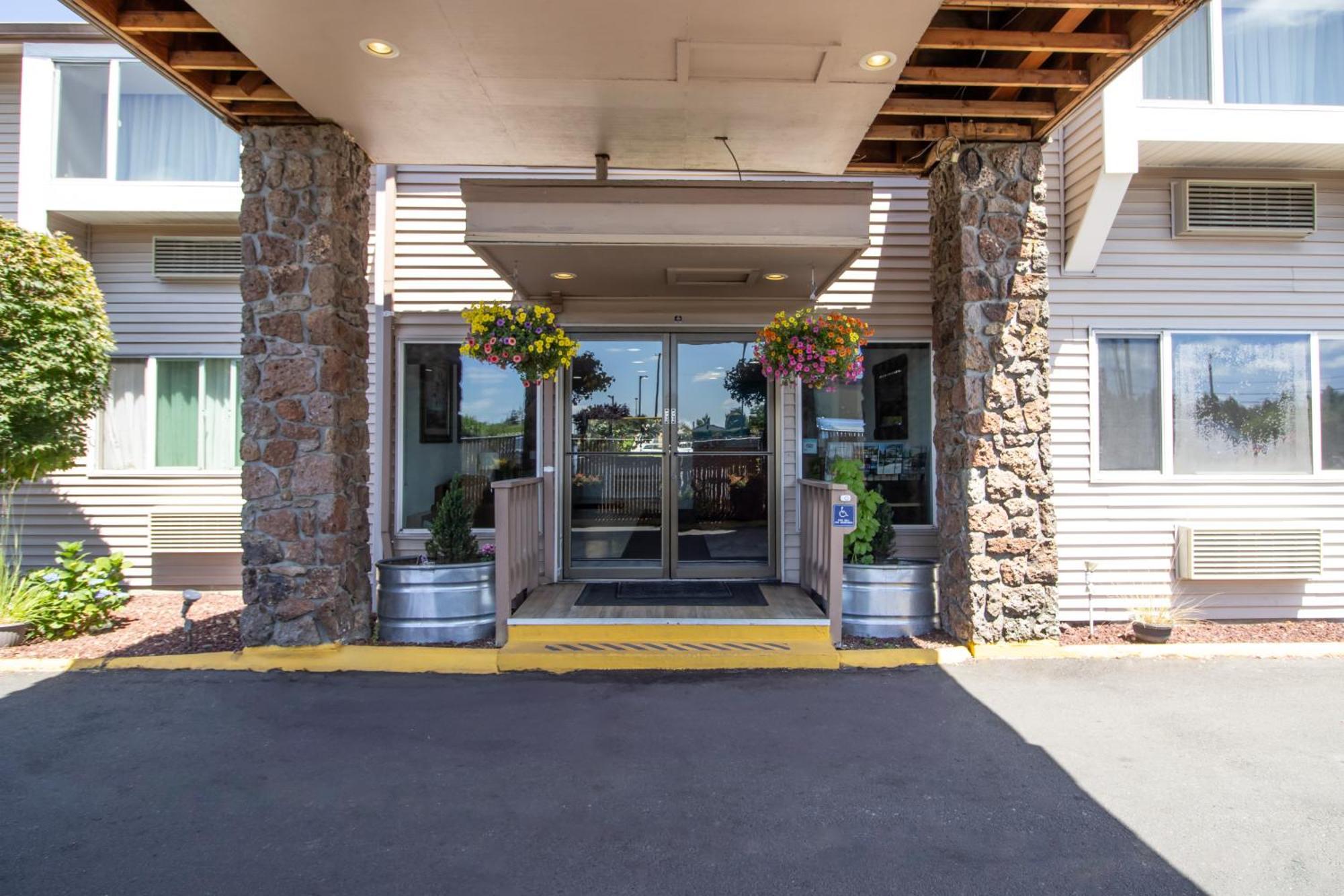 Red Lion Inn & Suites Vancouver Exteriör bild